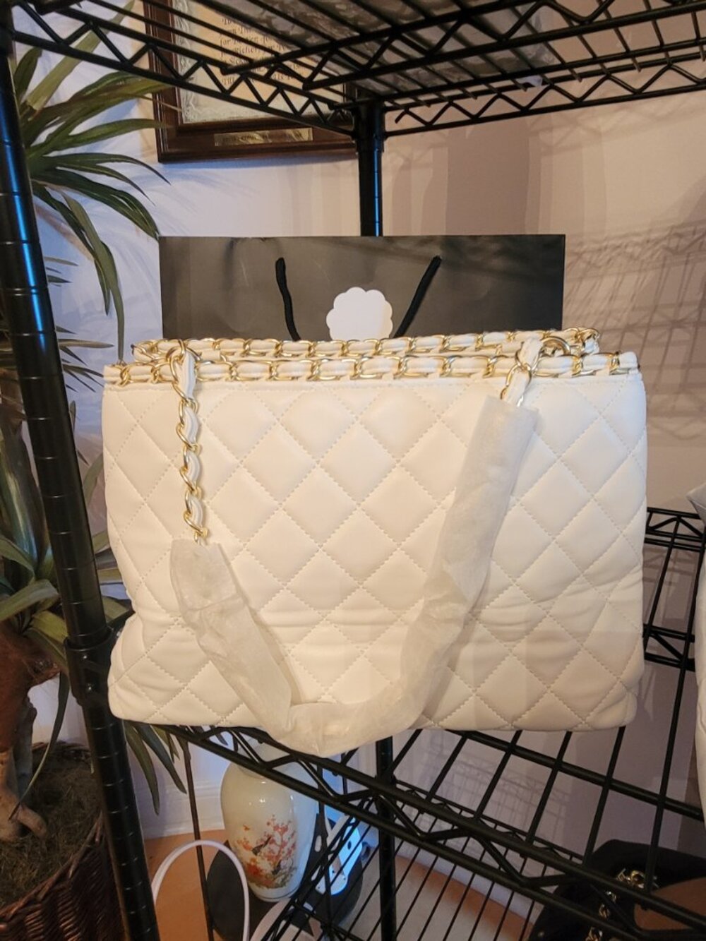**Elegant white tote w/gold rope trim fashion bag. No brand. New, never used.